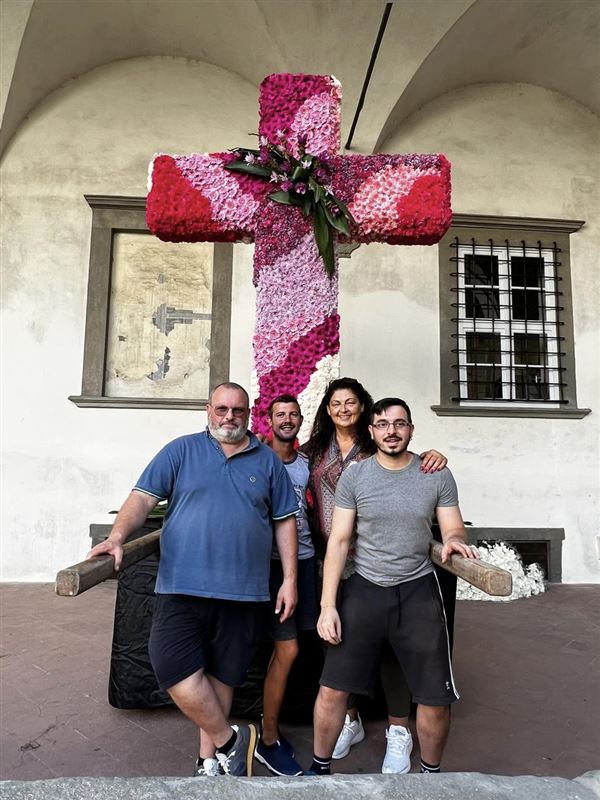 "Santa Scroce" Lucca, Flower Designer Coldiretti-AFFI all'opera per la croce fiorita